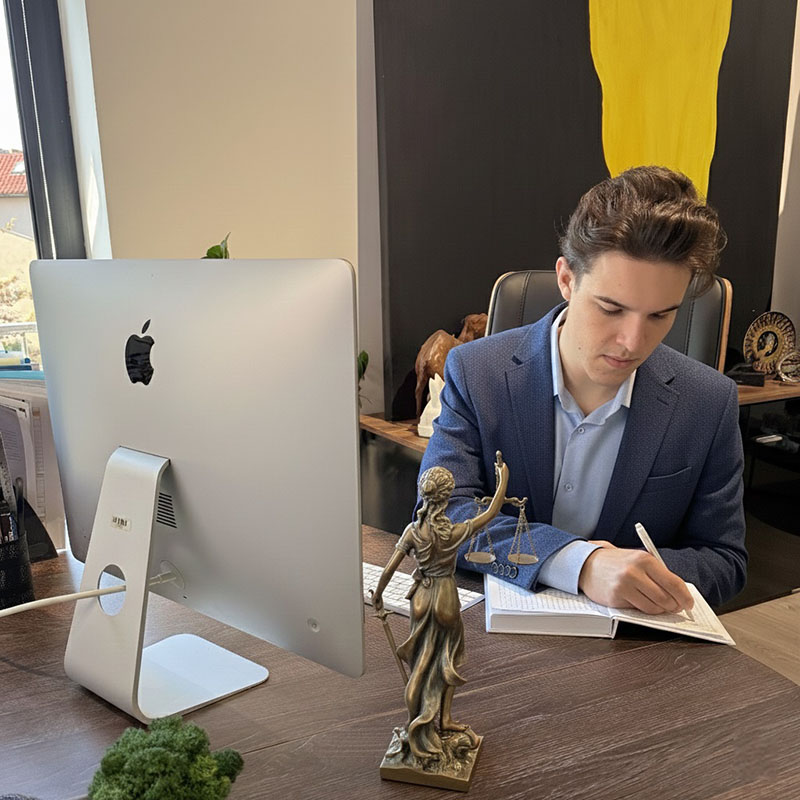 Коли потрібно звертатися до адвоката з кримінальних справ